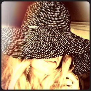 WALLAROO “Scrunchie” Womens Hat Black & White 🎩